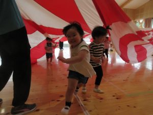 プレイバルーンで遊ぶ園児