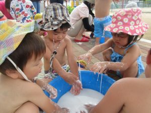 片栗粉スライムで遊ぶ園児