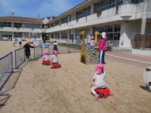 園庭で遊ぶ園児