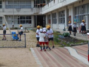 小学生と関わっている園児