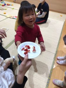 苺を受け取る1歳児