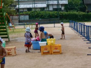 園庭での水遊び