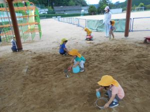 砂場遊びをする園児