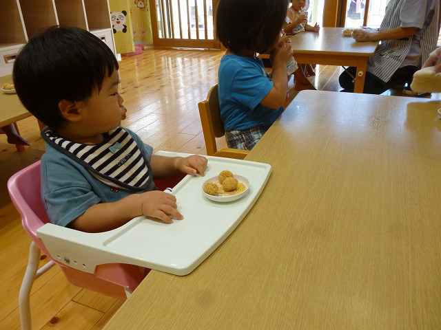 月見団子を食べる園児