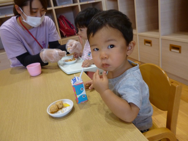 月見団子を食べる園児