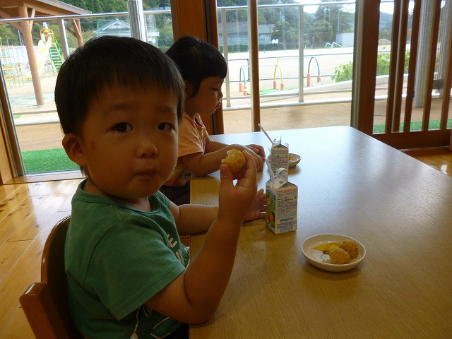 月見団子を食べる園児