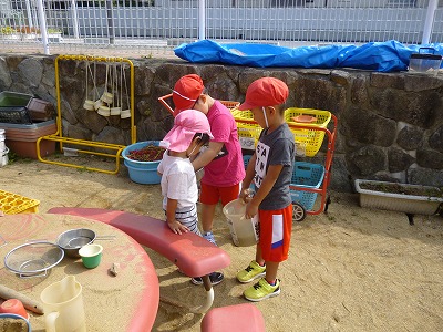 砂場で遊ぶ園児