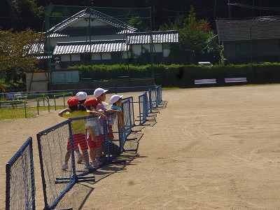 小学生の運動会練習を見る園児