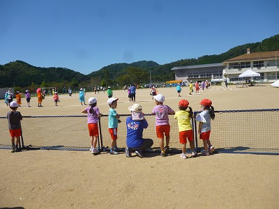 多紀小学校の運動会練習を見る園児