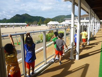 小学生の演技を見る園児