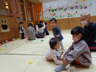 異年齢で遊ぶ園児