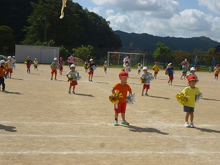 ダンスを踊る園児