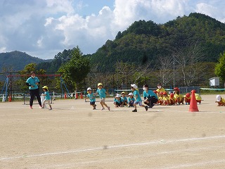 かけっこをする園児