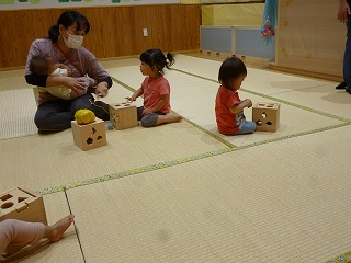 ぽっとん落としで遊ぶ園児