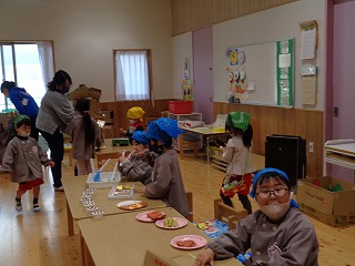 お店屋さんごっこをする園児