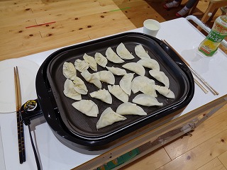 ホットプレートで多めの油で焼きます。