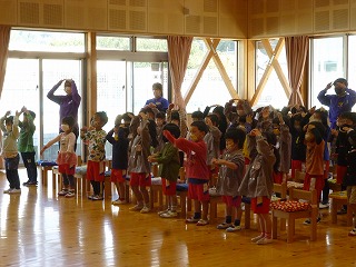 音楽に合わせて身体を動かす園児