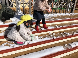 雪遊びをする園児