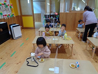 干し芋を食べる園児