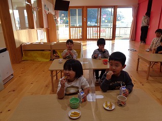 干し芋を食べる園児