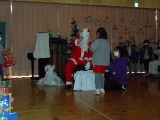 サンタさんからプレゼントをもらう園児