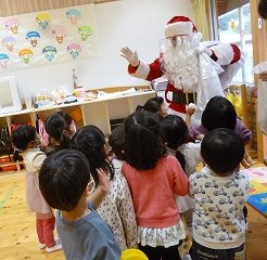 うさぎ組を訪問するサンタさん