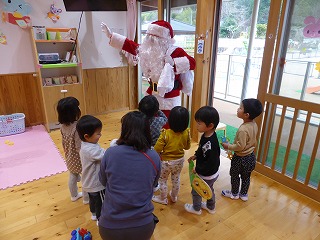 きりん組を訪問する園児