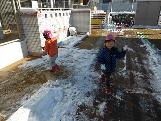 雪遊びをする園児