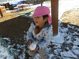 雪遊びをする園児