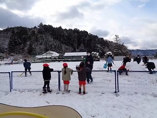 雪遊びをする園児