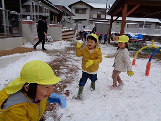 雪合戦をする園児