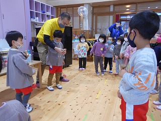 けん玉で遊ぶ園児