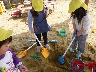 砂場で遊ぶ園児