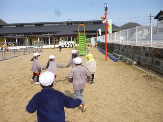 鬼ごっこをして遊ぶ園児