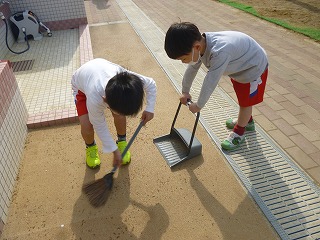 掃除をする園児