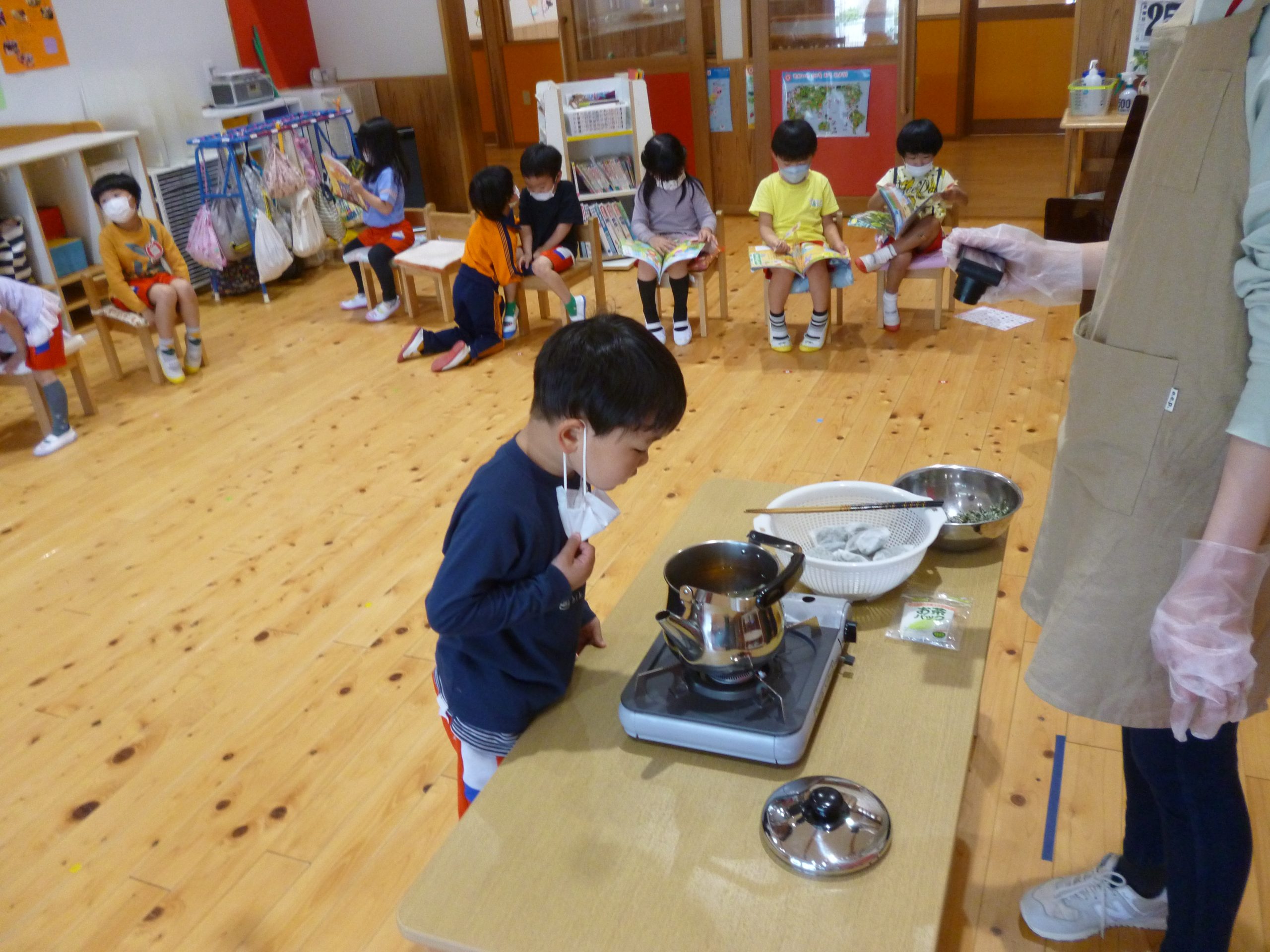 ヨモギ茶のにおいを嗅ぐ園児