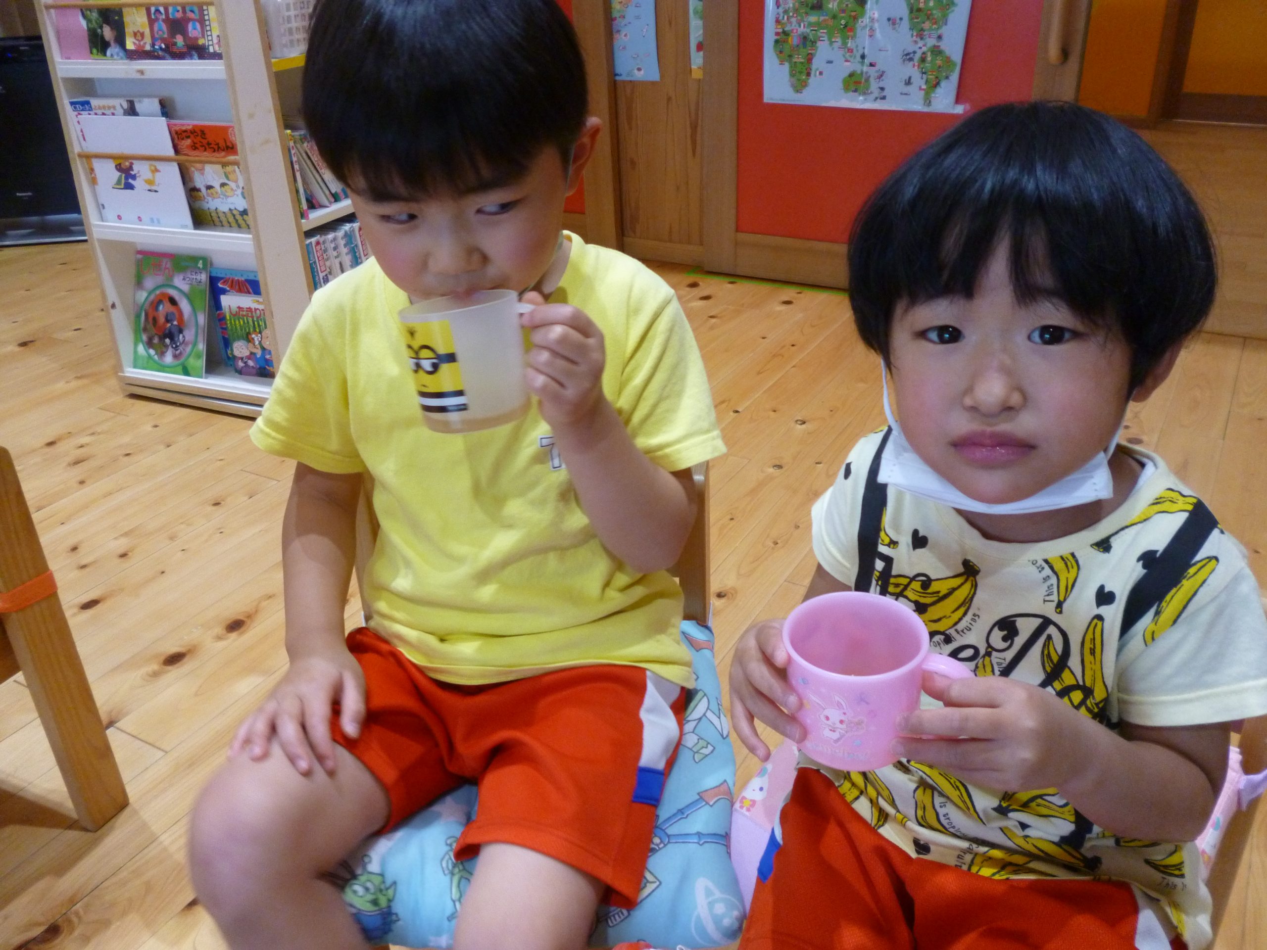 ヨモギ茶を飲む園児