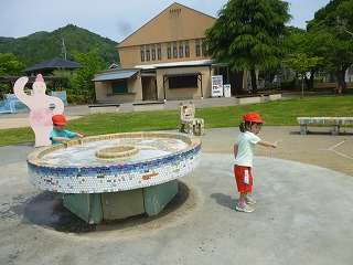 シャボン玉で遊ぶ園児