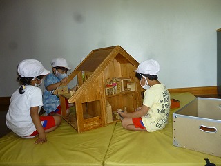 ちるみゅ―で遊ぶ園児