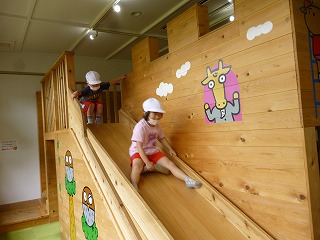 ちるみゅ―で遊ぶ園児