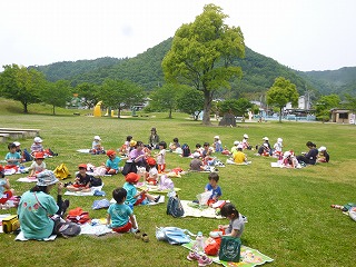 お弁当を食べる園児