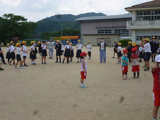 小学校の校庭で、小学生と一緒に遊ぶ園児