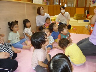 風水害の紙芝居を見る園児