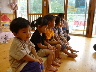 風水害の話を聞く園児