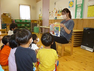 紙芝居を見る園児