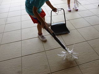 掃除する園児