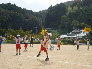 ダンスをする園児