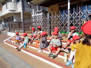 黒枝豆を食べる園児