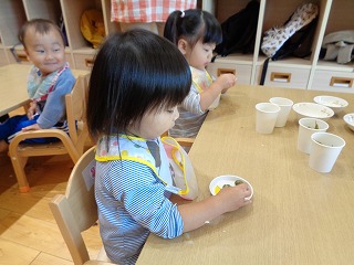 黒枝豆を食べる園児