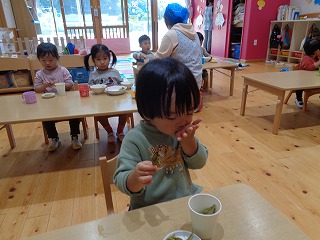 黒枝豆を食べる園児